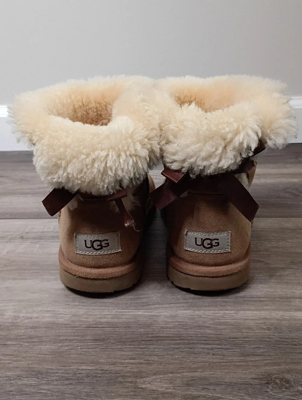 UGG Big Girls Classic Casual Tan Suede Bailey Bow Mini Boots Size 4 Sherpa Lined